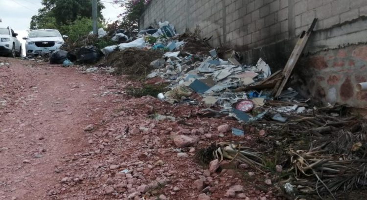 En Hidalgo agarran la calle como basurero clandestino