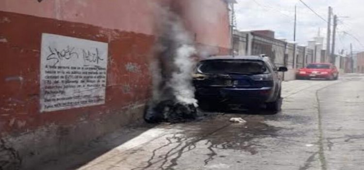 Al quemar basura en la calle, incendian una camioneta en Pachuca