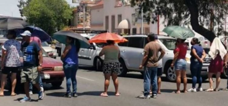 Bloquean avenidas en Monterrey Bloquean avenidas en Monterrey