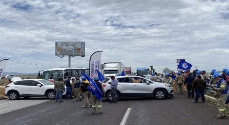 Cementera Cruz Azul bloquea carreteras en Hidalgo, tras corte de CFE Cementera Cruz Azul bloquea carreteras en Hidalgo, tras corte de CFE