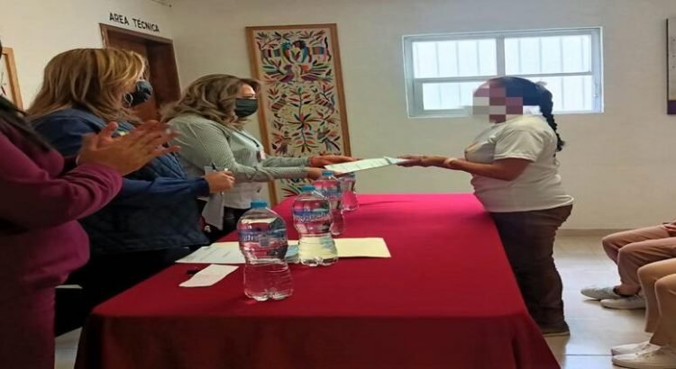 Gobierno de Hidalgo entrega becas a mujeres de todo el estado