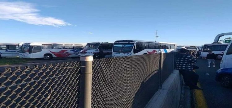 Transportistas bloquean la México-Pachuca tras asesinato de un compañero