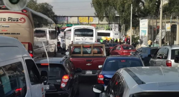 Bloquen autopista México-Pachuca; piden justicia para joven que murió por un árbol