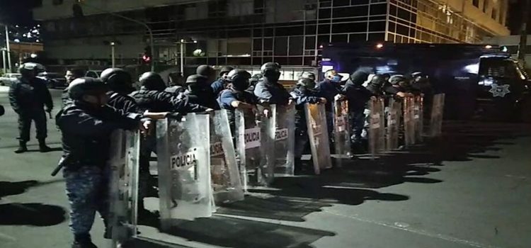 Trabajadores encerrados tras protestas de manifestantes en Hidalgo