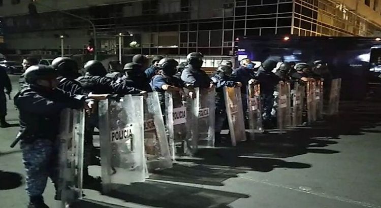 Trabajadores encerrados tras protestas de manifestantes en Hidalgo