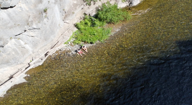 Autoridades de Hidalgo rescatan a dos personas atrapadas en el río Moctezuma