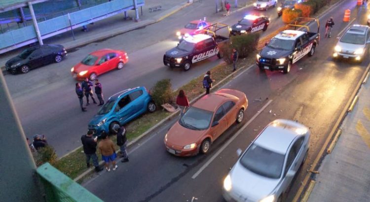 Chocan tres autos en bulevar de Pachuca