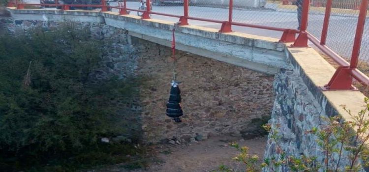 Policía quita muñeco ‘embolsado’ colgando de puente en Hidalgo