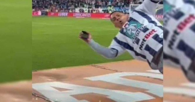 Aficionado de Pachuca se avienta de la tribuna Aficionado de Pachuca se avienta de la tribuna