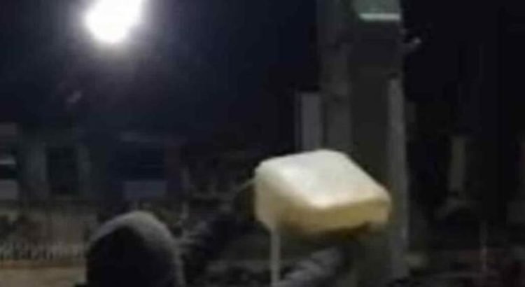 Ladrón se salva de ser linchado en Hidalgo; pobladores lo rociaron con gasolina