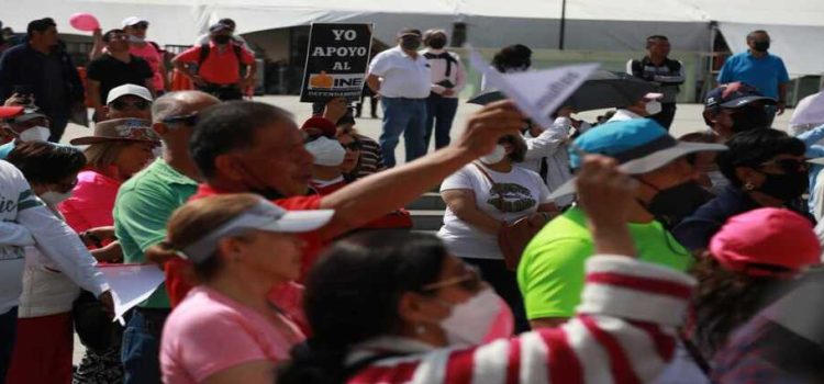 Marchan para defender al INE en Hidalgo y se les une el PRI