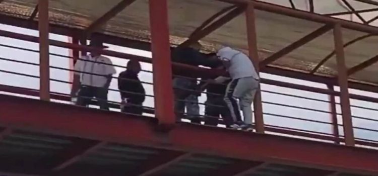 Policías evitaron que un hombre se lanzara de un puente en Hidalgo