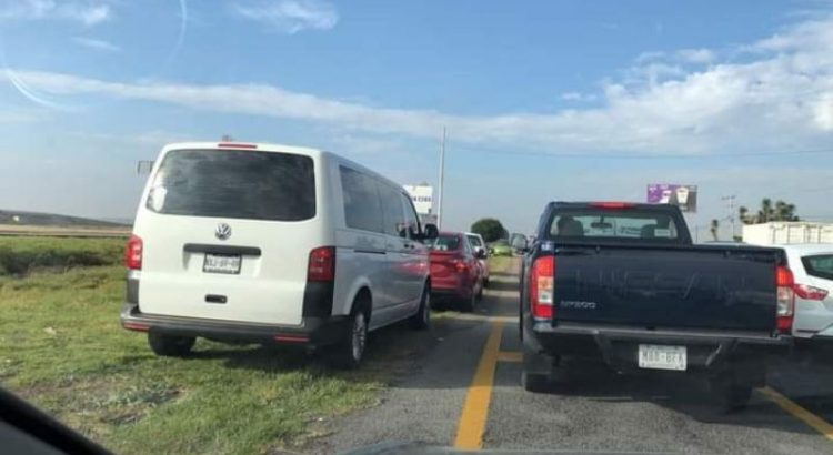 Por más de una hora, camioneros bloquean la carretera México-Pachuca