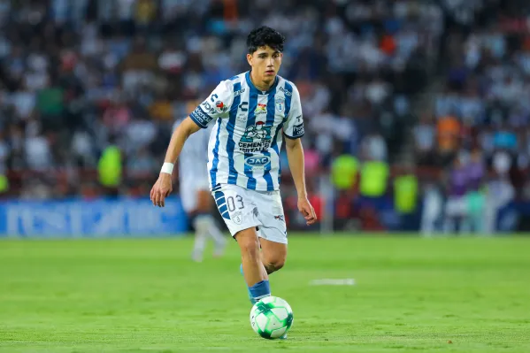 Kevin Álvarez tuvo que corretear el autobús del Pachuca