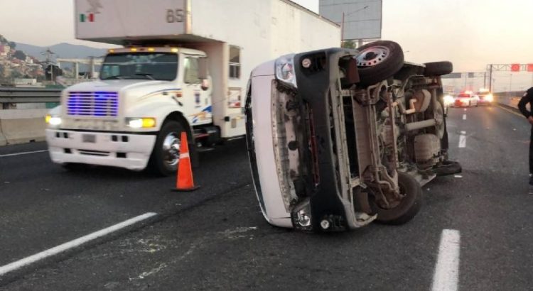 Transporte público volcó sobre la carretera México-Pachuca