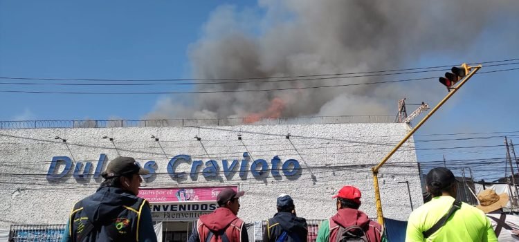 Se incendia dulcería Cravioto en Pachuca