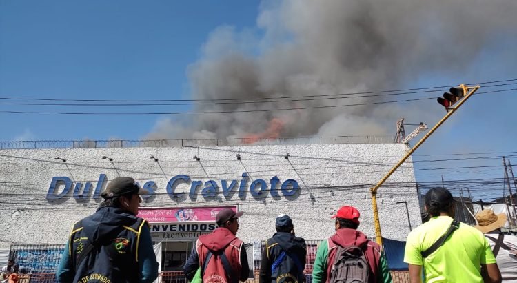 Se incendia dulcería Cravioto en Pachuca