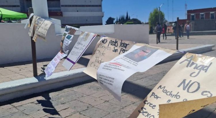 Colocan tendedero de denuncias en Pachuca