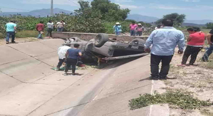 Mueren dos tras volcadura en Hidalgo