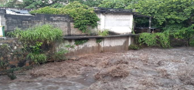 Fuertes lluvias ocasionan derrumbes y aumento de ríos en Hidalgo