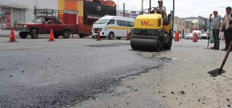 Lluvias levantan asfalto en calle de Pachuca
