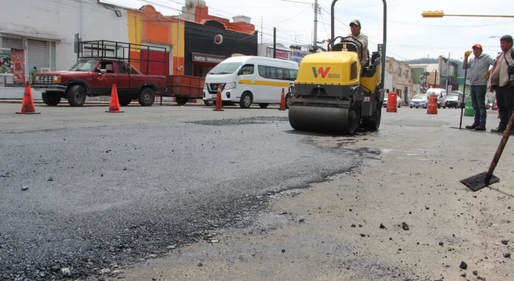 Lluvias levantan asfalto en calle de Pachuca