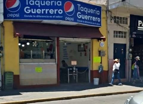 Taquería de Pachuca pone estación de hidratación para mitigar el calor