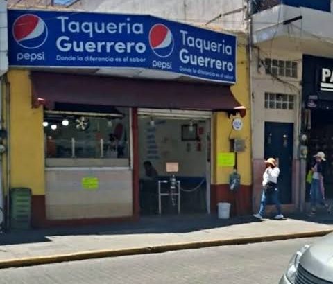 Taquería de Pachuca pone estación de hidratación para mitigar el calor