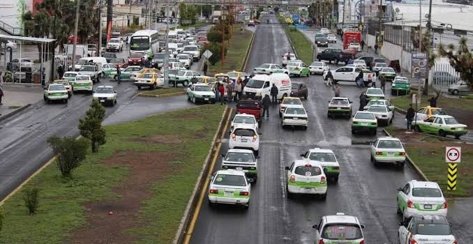 Taxistas protestan ante posible retiro de bases en Pachuca