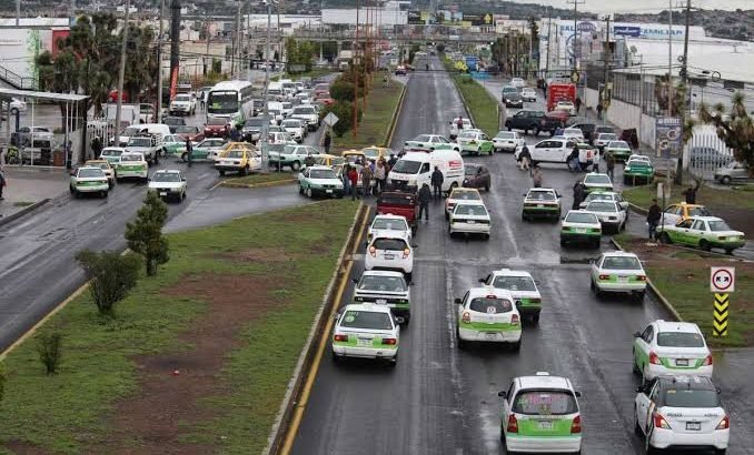 Taxistas protestan ante posible retiro de bases en Pachuca