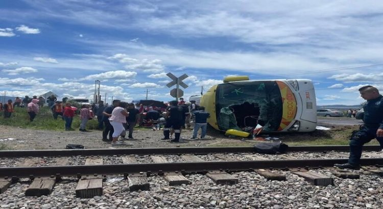 Tren embiste autobús con estudiantes en Hidalgo