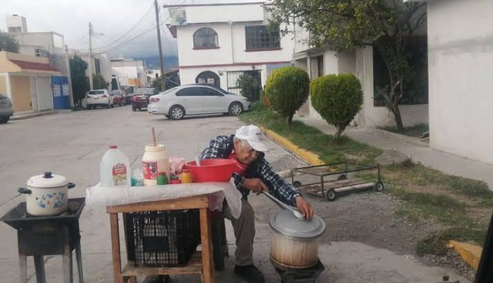 Lanzan reto para apoyar a Don Lázaro, vendedor de elotes en Pachuca