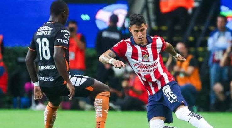 Pachuca deja escapar la victoria y divide puntos con Chivas