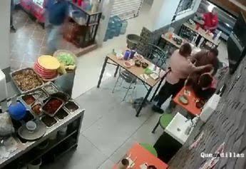 Sujeto saca un arma y desata riña en mercado de Pachuca