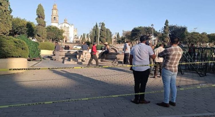 Árbol de Navidad se derrumba en plaza comercial de Apan,Hidalgo