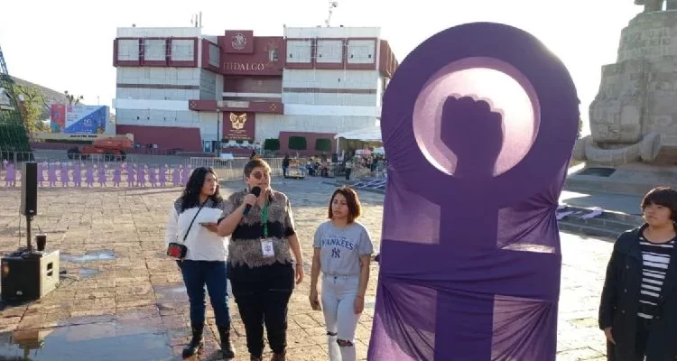 Así es el “Antimonumenta” que mujeres colocaron en Plaza Juárez de Pachuca