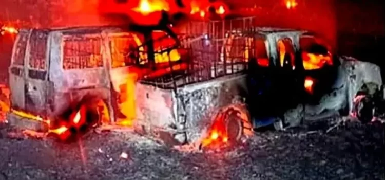 Localizan vehículos incendiados con combustible robado en Hidalgo