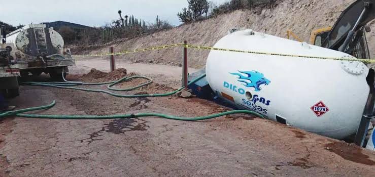 Pipa de gas LP sufre volcadura en la carretera Pachuca-Huejutla