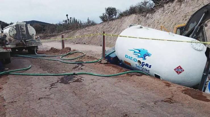 Pipa de gas LP sufre volcadura en la carretera Pachuca-Huejutla