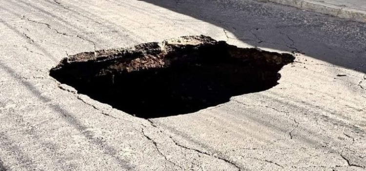 Alertan socavón en colonia de Pachuca