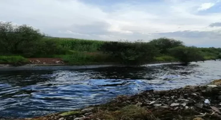 Toma clandestina de Pemex derrama gasolina en Río Salado