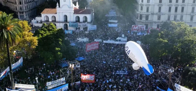 Protesta masiva en Argentina por recortes a la universidad pública
