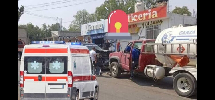 Cuatro policías quedan lesionados tras chocar contra pipa de gas LP en Hidalgo