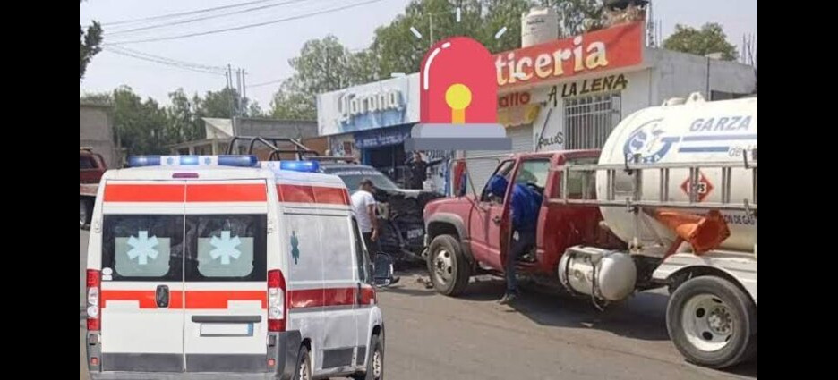 Cuatro policías quedan lesionados tras chocar contra pipa de gas LP en Hidalgo