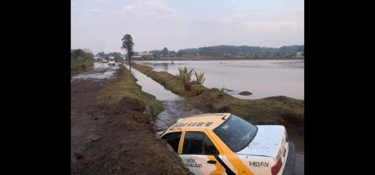 Lluvia arrastra taxi a zanja de desagüe pluvial