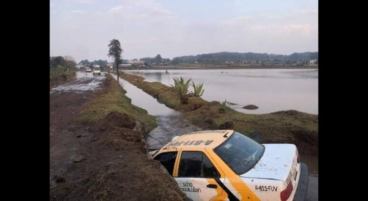 Lluvia arrastra taxi a zanja de desagüe pluvial