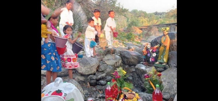 Ante severa sequía, niños realizan ritual para que llueva en Hidalgo