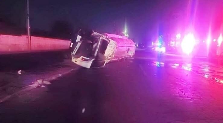 Choque entre pipa y un auto en Pachuca deja 7 heridos