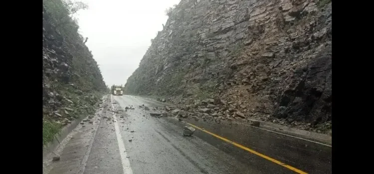 Se registran derrumbes en zona de sierra de Hidalgo