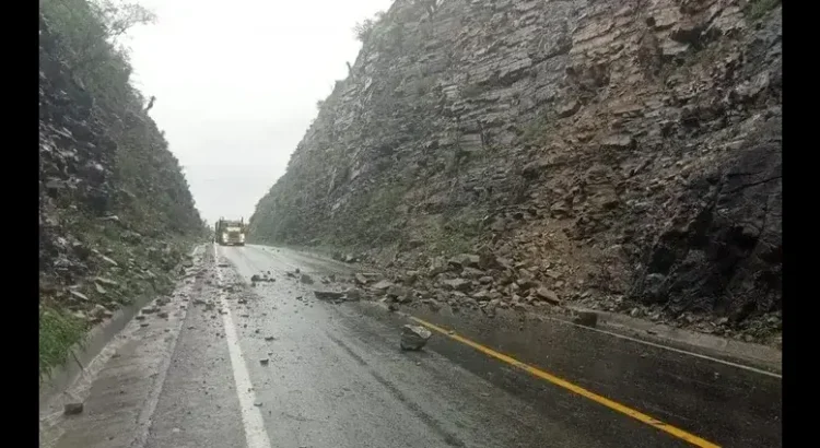 Se registran derrumbes en zona de sierra de Hidalgo